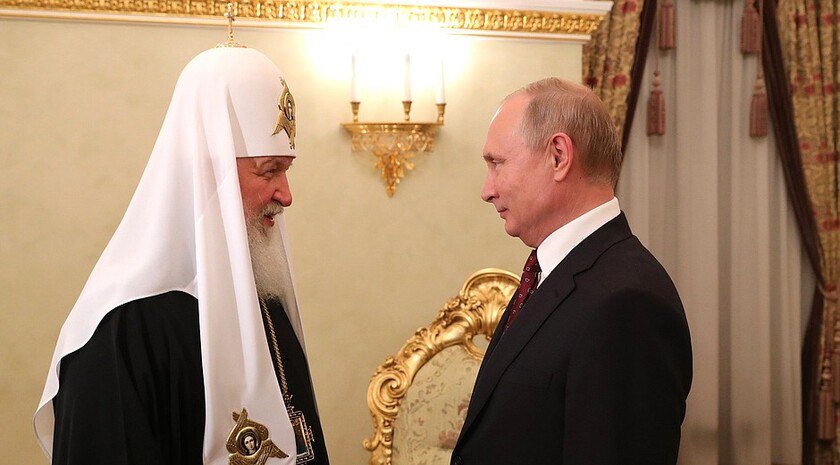Путин: патриарх Кирилл — один из первых защитников Отечества и православия Патриарх Московский и всея Руси Кирилл — один из первых защитников веры и Отечества. Такую оценку предстоятелю Русской православной церкви дал Президент России Владимир Путин. «Здесь уже просили передать низкий поклон патриарху. Я обязательно это сделаю. Мы знаем позицию святейшего патриарха. Он один из первых защитников веры православной и Отечества, людей наших», — сказал президент на совещании с руководителями муниципалитетов в Курской области. Глава государства подчеркнул, что настрой патриарха имеет огромное значение, передается не только священнослужителям, но и всему народу. Читать полностью