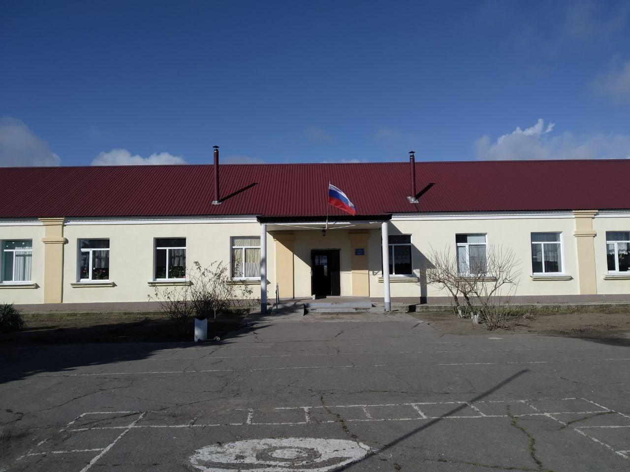 В школе Херсонской области откроется профориентационный класс благодаря приморскому благотворительному детскому фонду В Круглоозёрской школе Голопристанского района реализуется профориентационный проект Фронтовая мастерская Благодаря ему в учебном заведении скоро создадут швейный цех чтобы дети могли научиться мастерству шитья Фонд Тепло наших рук закупил для будущего профориентационного цеха 4 швейные машинки один из которых оверлок для обработки краев ткани чтобы она не осыпалась и не расходилась по контуру а также гладильную доску и утюг Технику доставят в школу в ноябре при содействии добровольческого гуманитарного проекта Русский Донбасс