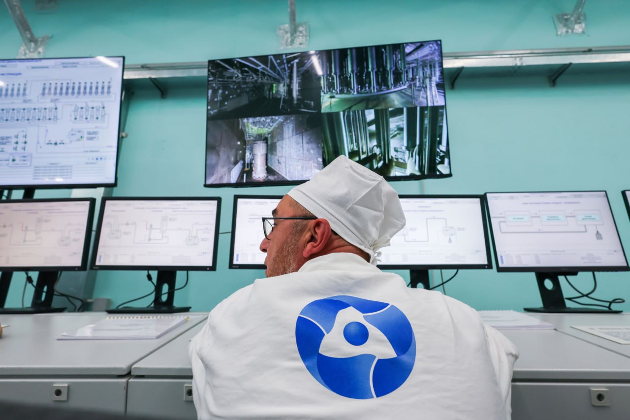 Росатом запустил второй комплекс по переработке топлива в Железногорске  Это будет первый в мире завод по переработке отработавшего ядерного топлива  ОЯТ  без образования жидких радиоактивных отходов.   Что происходит?   На площадке Горно-химического комбината ввели в эксплуатацию второй комплекс Опытно-демонстрационного центра. Это промышленный модуль, где планируют в том числе получать исходные данные и проверять уникальное оборудование. Информация нужна для проектирования завода по переработке ОЯТ большой мощности.  Зачем это нужно?  «В ближайшие десятилетия Опытно-демонстрационный центр станет для отрасли одним из ключевых звеньев в процессе перехода к атомным энерготехнологиям IV поколения. После выхода второй очереди ОДЦ на проектную мощность завод сможет перерабатывать порядка 200 т ОЯТ в год. С учетом возможностей по переработке производственного объединения «Маяк» и запланированных нами новых производств, это позволит России обеспечить старт работы энергосистем IV поколения в ближайшие 15 лет», — отметил гендиректор Росатома Алексей Лихачев.  Больше фотографий — в медиабанке «СР».    Алексей Башкиров / «Страна Росатом»  #медиабанкСР #новости #ГХК