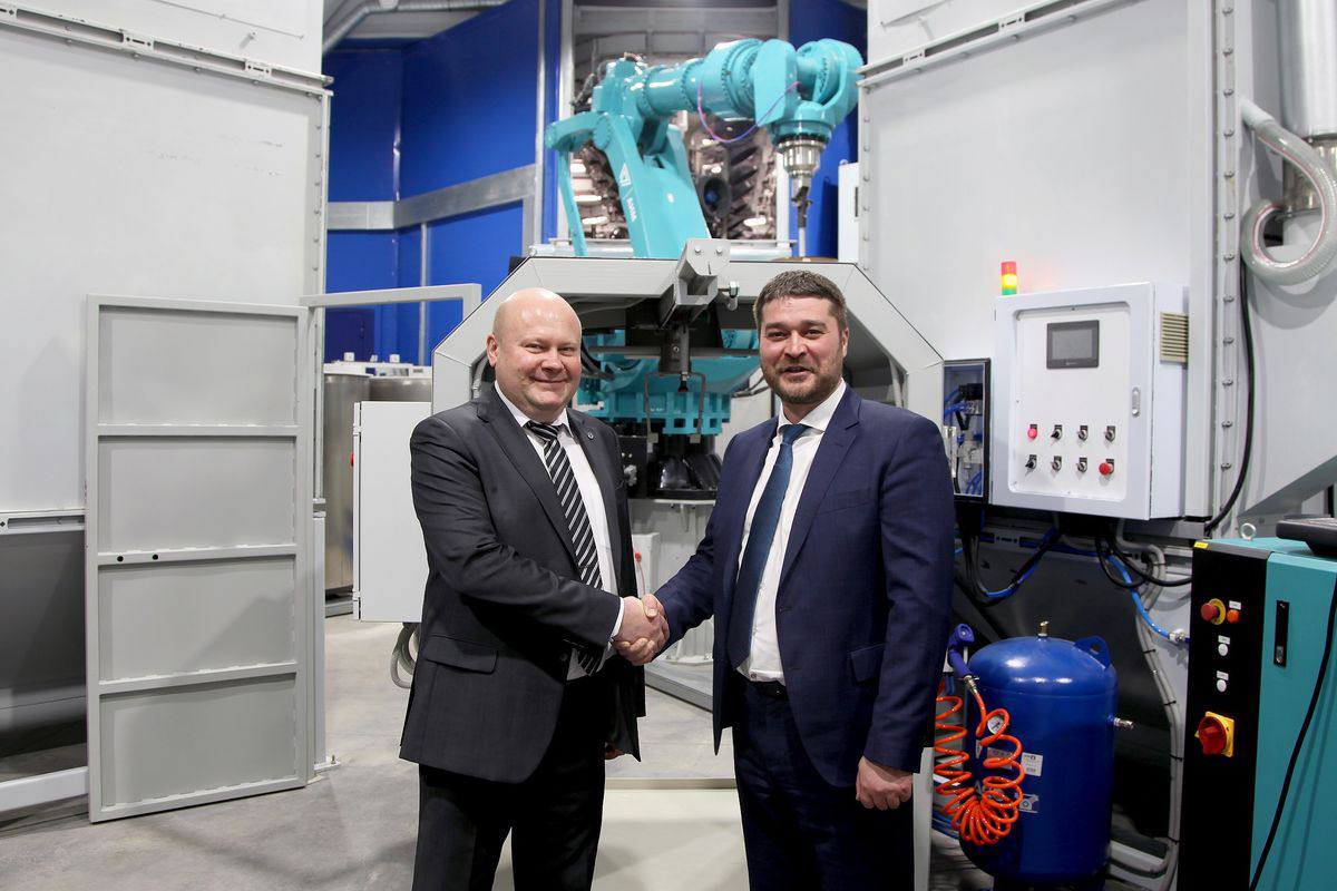 На предприятии Роскосмоса начались пусконаладочные работы роботизированного комплекса, поставленного «Росатомом» В литейном цехе предприятия «Роскосмоса» в Перми идет пусконаладка роботизированного комплекса, который изготовили на предприятии электроэнергетического дивизиона госкорпорации. Оборудование позволит создавать керамические формы для литых заготовок деталей ракетно-космической и авиационной техники, в том числе двигателей РД-191 для ракет-носителей семейства «Ангара». Подписывайтесь на «Росатом» Оставляйте «бусты» #новость #Росэнергоатом