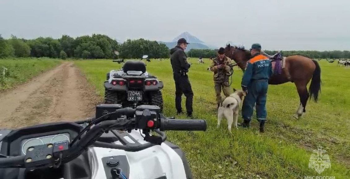В Елизовском районе пропал мужчина на квадроцикле В Елизовском районе спасатели ищут пропавшего мужчину. По словам его брата, он на квадроцикле выехал с территории одного из КФХ в Раздольный, но там так и не появился. Нажмите для подробностей -