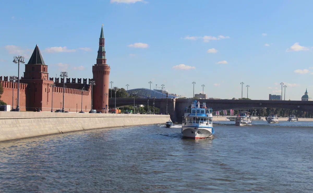 Интенсивность движения на Москве-реке выросла на 6,5% по сравнению с прошлым годом. Как сообщает Дептранс, в первый месяц летней навигации по реке ежедневно передвигались более 114 судов, что на 6,5% больше, чем за такой же период прошлого года. Одновременно в акватории могло находиться до 70 судов, а самое активное время навигации – с 16:00 до 18:00 часов. Кстати, 71% судов в акватории — это пассажирский флот. Фото - АТОР