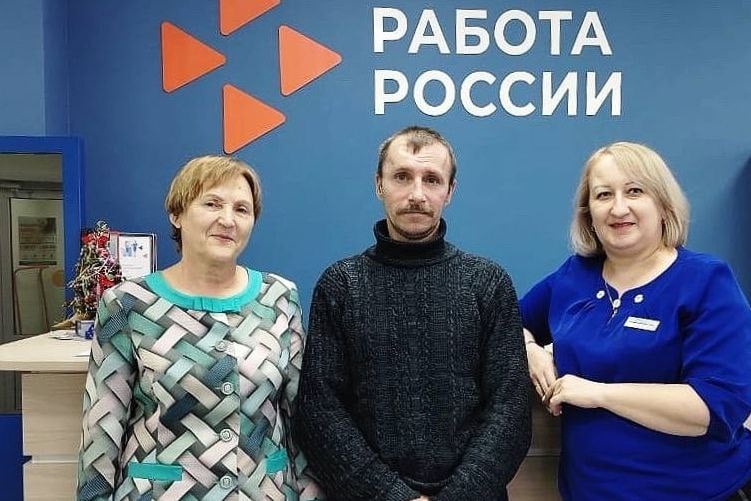 Органами службы занятости Иркутской области организована индивидуальная работа по сопровождению участников СВО и членов их семей   Минтруд региона внедрил программу субсидированного найма вернувшихся участников СВО, которая оптимизировала меры активной политики в рамках единой мультисубсидии. Работодателям возмещаются затраты на оплату труда, уплату страховых взносов в государственные внебюджетные фонды в размере до 40 тыс. рублей в месяц, период участия в мероприятии не более трех месяцев.   Министр труда и занятости Кирилл Клоков сообщил, что в рамках программы между ведомством и строительным предприятием в Тайшете было заключено соглашение о предоставлении субсидий на возмещение затрат  части затрат  для содействия занятости отдельных категорий граждан. Именно на это предприятие трудоустроен житель Тайшета, участник СВО Андрей Тамошайтис.    Напомним, что на интерактивном портале минтруда создан специальный раздел «Zанятость участников СВО и членов их семей». Это информационный ресурс, с помощью которого можно получить обширную информацию не только о консультационной помощи, но и действующих мерах поддержки военнослужащих.  Подробнее на официальном портале Иркутской области.