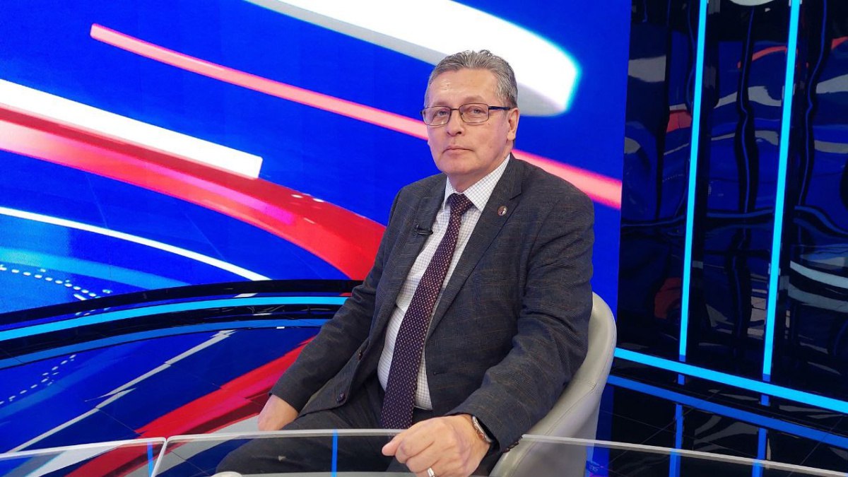 Рифат Сабитов принял участие в заседании попечительского совета Фонда поддержки детей находящихся в трудной жизненной ситуации Прошло итоговое заседание попечительского совета Фонда поддержки детей находящихся в трудной жизненной ситуации посвященное обсуждению результатов работы 2025 года и утверждению планов на 2026 год Елена Федюнина председатель правления Фонда представила итоги реализации программ и проектов Фонда в этом году и проект Комплекса мер на следующий год по оказанию поддержки детям находящимся в трудной жизненной ситуации Она акцентировала внимание на новых направлениях работы это поддержка детей и семей с детьми участников СВО создание служб семейной медиации оказывающих помощь в разрешении внутрисемейных конфликтов в интересах детей и в сохранении семьи поддержка жизненного потенциала женщин имеющих детей инвалидов Практические результаты выполнения комплексов мер и проектов Фонда осветили Елена Бахарева министр труда и социальной защиты Новосибирской области и Татьяна Сукновалова министр социального обеспечения материнства и детства Курской области По итогам заседания Комплекс мер по оказанию поддержки детям находящимся в трудной жизненной ситуации и бюджет Фонда на 2026 год утверждены единогласно Председатель попечительского совета министр труда и социальной защиты России Антон Котяков поблагодарил Фонд и регионы за эффективную совместную работу а также выразил уверенность в дальнейшем развитии системной помощи детям и семьям с детьми находящимся в трудной жизненной ситуации В заседании принял участие член попечительского совета председатель комиссии по развитию информационного сообщества СМИ и массовых коммуникаций ОП РФ заместитель генерального директора руководитель регионального департамента ВГТРК Рифат Сабитов ГТРК Самара MAX lВК lОК lСАЙТ