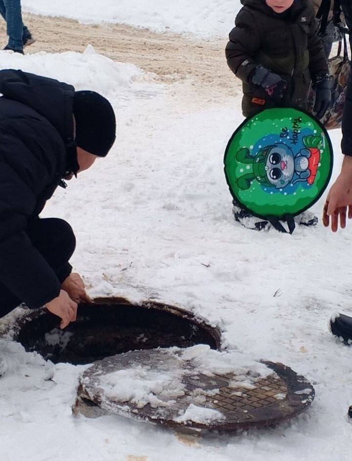 В Щекино ребёнок провалился в канализационный люк На тротуаре на перекрёстке ул Молодёжная и ул Керамиков малыш провалился в неплотно закрытый люк Благо зимний костюмчик задержал падение Мы с его мамой успели вытащить кроху Подошедшие мужчины попытались плотнее закрыть крышку Не знаю получилось ли Люк никак не огорожен не обозначен пишет свидетель ЧП
