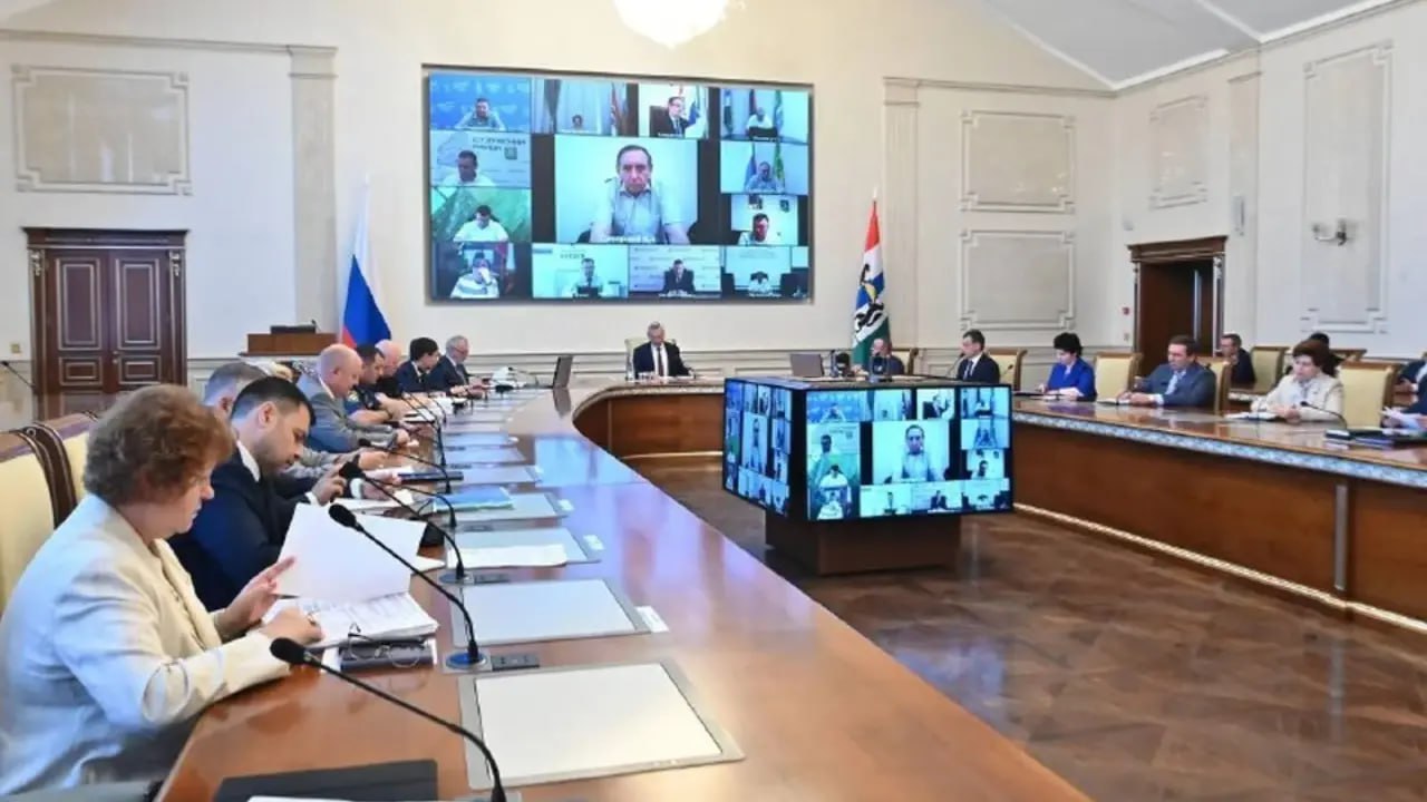 Новые должности для работы с ветеранами СВО  В регионе появятся заместители глав муниципалитетов, которые будут заниматься вопросами ветеранов специальной военной операции. Губернатор Андрей Травников подписал постановление от 1 июля, вводящее эти должности в городских округах и сельских районах.  «По моему поручению в администрации всех городских округов областного подчинения, сельских муниципальных округов и районов сейчас вводятся должности заместителей глав по взаимодействию с ветеранами СВО. И, вполне возможно, кто-то из вас заинтересуется этой работой», — отметил глава региона.  Фото: правительство Новосибирской области     Прислать новость