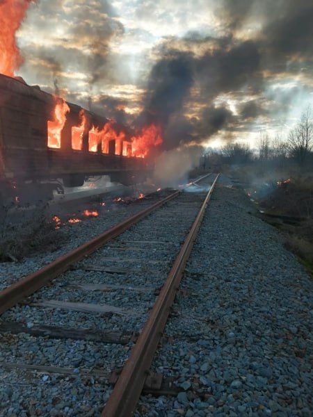 Подростки в Башкирии подожгли железнодорожный вагон на станции в Урмане Четверо подростков 14 16 лет подожгли заброшенный пассажирский вагон который полностью сгорел По данным уфимской транспортной полиции подростки из любопытства забрались в стоящий на путях для временного отстоя вагон где подожгли матрас Они попытались потушить огонь но после того как дым заполнил вагон покинули его Однако спустя время вторая девушка вернулась и повторила поджог Это привело к полному выгоранию вагона Дети ранее не состояли на профилактическом учете Родителям выписаны штрафы детей поставили на учет aifrb