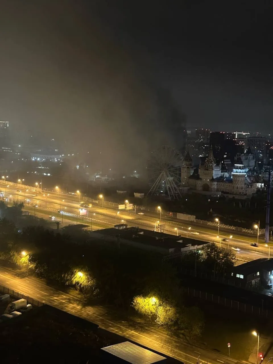Пожар в Измайловском Кремле в Москве На территории культурно разлекательного комплекса загорелась крыша административного здания на площади 200 кв метров Прямой эфир
