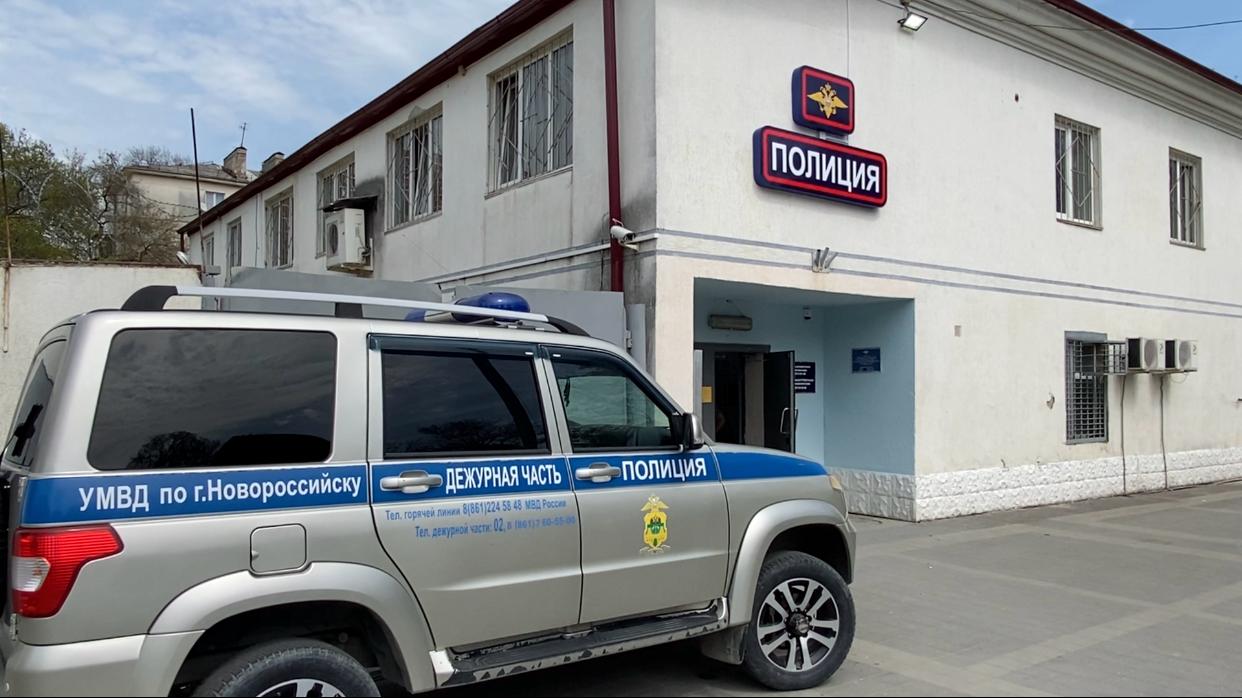 Сотрудники новороссийской полиции провели оперативно-профилактическое мероприятие «Правопорядок» В ходе проведения профилактических мероприятий стражи правопорядка патрулировали улицы в целях недопущения преступлений и правонарушений, проверяли адреса пребывания иностранных граждан и несовершеннолетних. В ходе мероприятия проведено более 270 профилактических бесед с жителями и продавцами магазинов и торговых объектов по предупреждению фактов дистанционного мошенничества и реализации фальшивых купюр. В ходе рейдовых мероприятий, сотрудниками полиции проверено 75 граждан, из категории подучетных, в том числе и семьи, состоящие на учете в подразделениях по делам несовершеннолетних. Сотрудники полиции выявили 72 административных правонарушения, среди которых как правонарушения посягающие на общественный порядок, так и в сфере миграции. Сотрудниками Госавтоинспекции составлено 47 протоколов о нарушениях правил дорожного движения, в том числе в части управления транспортным средством, нарушений правил перевозки людей, применения ремней безопасности. Кроме того в ходе рейдовых мероприятий было раскрыто шесть имущественных преступлений и в сфере незаконного оборота наркотиков. Пресс-служба Управления МВД РФ по городу-герою Новороссийску