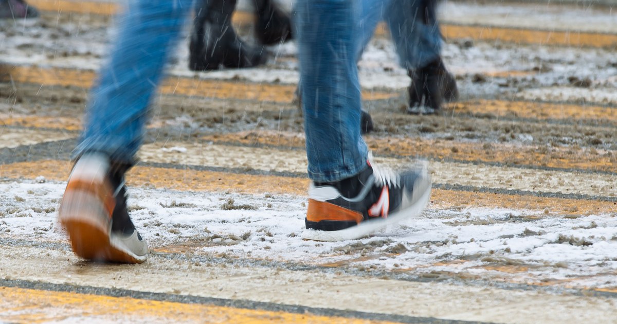 Врач рассказала какую обувь нужно носить в зимнее время года В холодное время года обувь не должна быть тесной Об этом сообщает РИА Новости со ссылкой на заявление врача флеболога Юсуповской больницы Москвы Елены Смирновой По словам врача плоская подошва у обуви как и высокий каблук одинаково вредны Именно поэтому оптимальным вариантом является каблук в три четыре сантиметра В любое время года выбор правильной обуви играет большое значение а в холодное время особенно Главный принцип обувь не должна сдавливать ногу и быть тесной Сильное сжатие стопы и голени мешает венозному оттоку и усиливает отёки сказала флеболог