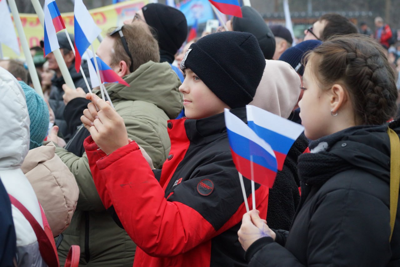 Масштабным концертом в парке имени Гагарина в Челябинске отметили воссоединение Крыма с Россией  Концерт в честь 11-летия значимого исторического события собрал творческие коллективы и активных горожан, представителей учебных заведений, предприятий, общественных организаций.   Фото Дмитрия Куткина