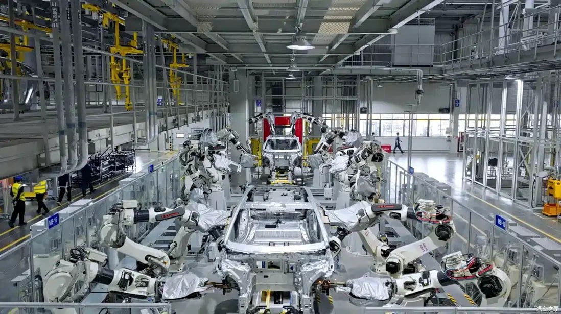 Новый завод Changan и Huawei выпускает по одному автомобилю Avatr каждые 60 секунд Changan и Huawei в партнерстве с China Unicom открыли в Китае новую технологичную «суперфабрику» по выпуску автомобилей Avatr. Все производственные роботы на заводе подключены к сети 5G, а контроль за ними осуществляется в режиме реального времени, что обеспечивает «полную прозрачность от приёма заказа до сборки автомобиля», пишет Autohome. Полностью автоматизированная линия выдаёт по одному готовому автомобилю каждые 60 секунд. На предприятии организованы 369 систем мониторинга и 26 контрольных пунктов, а на постах визуального контроля активно применяется ИИ. Планы у Avatr масштабные: марка обещает вывести на рынок 17 новых моделей до конца текущего десятилетия и в год продавать по 800 тысяч машин. Для сравнения, продажи бренда в 2024 году составили 73 тысячи автомобилей.