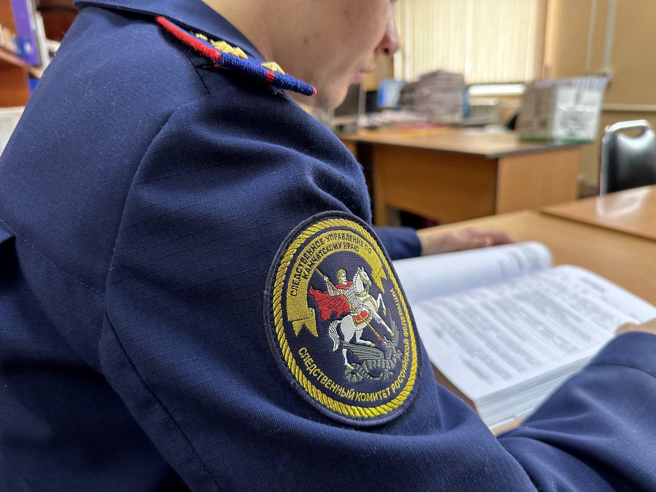 Конвоир СИЗО на Камчатке попал под суд за побег арестанта Следствие завершило рассмотрение дела о халатности сотрудника камчатского следственного изолятора. 37-летний конвоир плохо выполнял свои обязанности, что позволило арестанту сбежать. Как ранее сообщал "ЧП Камчатка", 17 марта 2025 года во время конвоирования 29-летнего подследственного конвоир не обеспечил должный контроль. В результате мужчина смог убежать. Следствие собрало все доказательства, и теперь дело передано в суд. Конвоиру грозит наказание за халатность при исполнении служебных обязанностей.