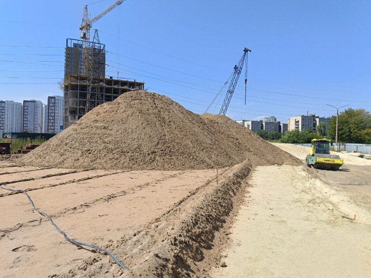 На новом мосту в створе улиц Шевченко и Смычки завершается подготовка к бетонированию дорожного основания ещё на двух участках  Глава Ульяновска Александр Болдакин в ходе рабочего выезда на объект поручил строго контролировать каждый этап выполняемых мероприятий, в том числе качество материалов и соблюдение технологий при производстве работ  В настоящий момент выполняется армирование пятой захватки с последующим переходом на шестую. В ближайшее время планируется принять бетон для заливки ещё двух участков дорожного основания будущей переправы  - Также ведётся зачистка залитого бетонного покрытия под укладку слоя гидроизоляции и дальнейшее асфальтирование. Представители энергосетевой компании готовятся к монтажу сетей освещения и нижней подсветки моста. Также идёт сварка нового участка водовода диаметром 1000 мм для последующего подключения к существующим сетям, – рассказал начальник участка компании «Хотьковский автомост» Дмитрий Суханов  Напомним, строительство нового мостового перехода ведётся в рамках нацпроекта «Инфраструктура для жизни», который реализуется по поручению Президента России Владимира Путина  Подробнее