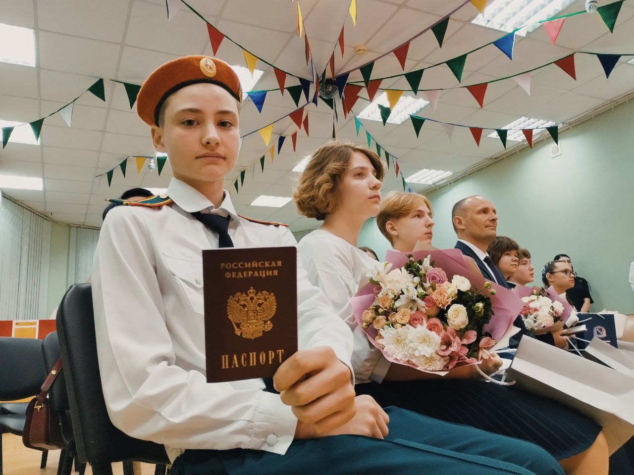 Накануне Дня России курским школьникам вручили паспорта В Железнодорожном округе юных курян поздравил и.о. главы города Сергей Котляров: - Вы получили свой главный документ. Хочу поздравить и родителей: ваши дети достигли возраста, когда они становятся более самостоятельными. Паспорта получили 6 школьников, отличившихся в учёбе, спорте, внеклассной деятельности. Егор Леонидов учится в кадетском классе, почти 10 лет играет в хоккей. - Паспорт - это ответственность, это даёт человеку новые возможности, - говорит парень. - Сегодня очень важный момент и очень волнительный. Сейм Курская область