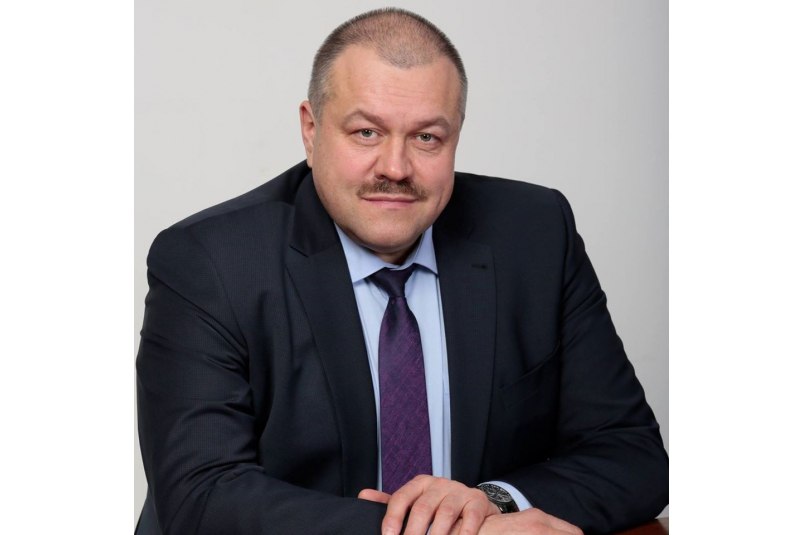 Экс мэр Усть Кута Александр Душин получил 9 5 лет строго режима Сегодня Иркутский областной суд вынес решение Судебные тяжбы Душина длились более пяти лет Экс мэра Усть Кута обвинили во взятке и причинении телесных повреждений Судья в первой инстанции вынесла мягкий приговор условный срок 4 года и штраф 1 млн рублей Никто не ожидал такой снисходительности Через неделю судья ушла на пенсию Обвинение обжаловало решение в Иркутском областном суде который назначил 10 лет колонии строгого режима и штраф 13 млн рублей Однако кассационный суд отменил этот приговор и направил дело на новое рассмотрение В итоге Иркутский областной суд вынес свое решение признав Душина виновным Наш источник сообщил что Душину отменили часть приговора по причинению телесных повреждений но оставили в силе все обвинения по волочению взятки Суд установил что в 2019 году чиновник выступавший заказчиком по муниципальному контракту на благоустройство территории сквера в Усть Куте подписал акты приемки выполненных работ несмотря на их неполное выполнение и несоответствие проектной документации Это причинило ущерб региональному и местному бюджетам на сумму более 5 млн рублей За эти действия осужденный получил взятку в размере более 1 млн рублей от подрядчика   Иркутск политический в МАХ   Подпишитесь на Иркутск политический