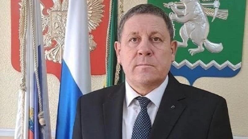 В получении крупной взятки подозревают экс-главу Артемовского Константина Трофимова. Его арестовали еще прошлой осенью, но было непонятно, за что. Теперь известно, что в 2022 году он набрал взяток почти на 4 млн рублей. Деньги ему передавала загородного оздоровительного комплекса. В ответ Трофимов обещал ей общее покровительство, продление трудового договора и еще много чего. А зимой Трофимов получил от директора управляющей компании «Наш дом Артемовский» водонагреватель стоимостью 20 тысяч. Это важное замечание! ⏹