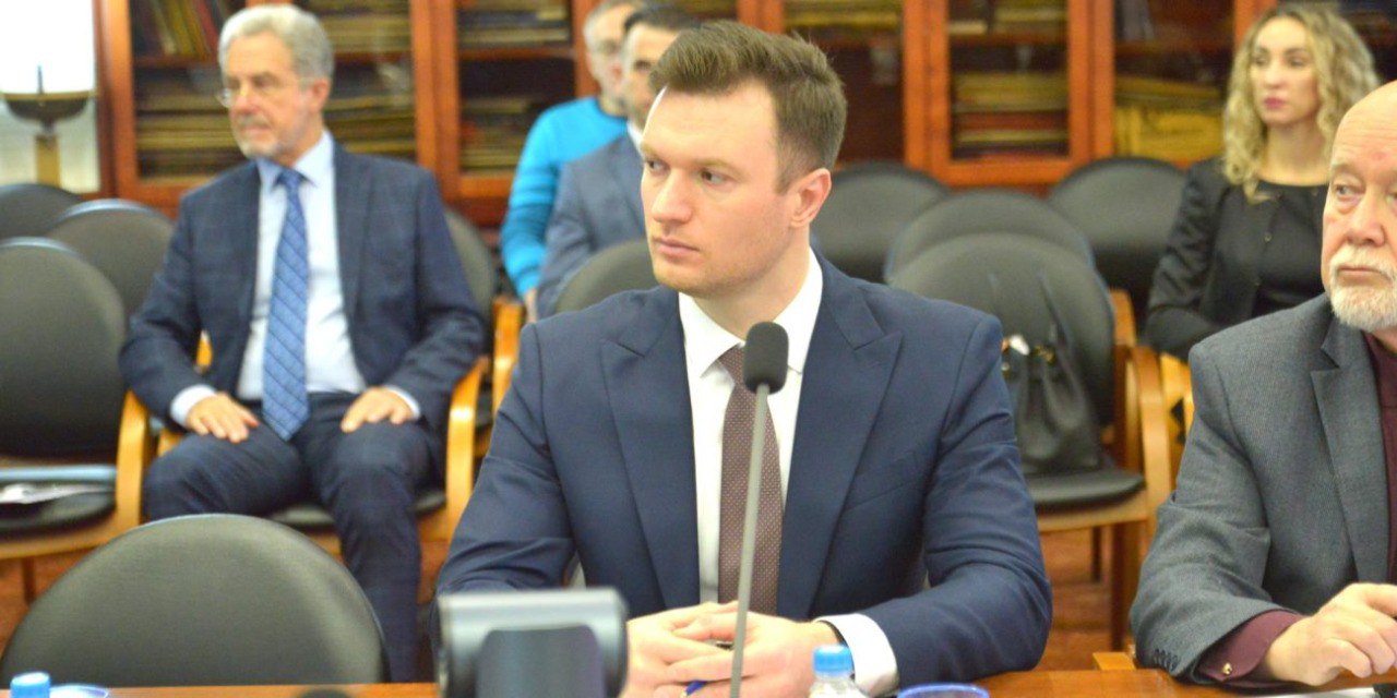 РААС призвала ввести маркировку для еще одной группы товаров Ускорить эксперимент по маркировке медизделий и включить в него новые группы продукции предложила Российская ассоциация аптечных сетей РААС Серый рынок филлеров и препаратов для биоревитализации мезотерапии и нитевого лифтинга продолжает расти на онлайн площадках и никак не регулируется Ряд групп медицинских изделий ушли в тень и свободно продаются на маркетплейсах и других онлайн площадках что создает прямые риски для жизни и здоровья потребителей и способствует распространению контрафактной продукции рассказал по итогам заседания Совета Торгово промышленной палаты РФ по развитию потребительского рынка корреспонденту ФВ исполнительный директор ассоциации ОпаринАлександр Маркировка ряда медизделий находится в стадии эксперимента Необходимо выводить ее в промышленный контур поскольку за пределами цивилизованной розницы растет масштабный серый рынок В частности медизделия применяемые в косметологии продаются на многих онлайн площадках под видом чего угодно кроме медизделий Безопасно применять эту продукцию можно только в специализированных центрах однако свободная реализация изделий приводит к формированию рынка сбыта на дому Это несет серьезные риски для населения объяснил Александр Опарин В диалоге с заместителем гендиректора ЦРПТ оператор системы маркировки Честный знак ЮсуповРеваз было принято решение предоставить со стороны РААС предложения по расширению перечня медизделий подлежащих обязательной маркировке Это позволит показать объемы рынка отследить путь товара от производителя к конечному потребителю и быстро выявить нарушителей отметил Александр Опарин По данным компании Право на здоровье каждый год на рынке фиксируется все больше не зарегистрированных в России контрафактных и поддельных медицинских изделий в сфере косметологии писал в марте ForbesHealthcarе Из 127 обращавшихся на рынке в 2024 году филлеров только 69 имеют регистрационное удостоверение медицинского изделия Росздравнадзор В сегменте биоревитализантов эта доля составляет 53 всего 133 бренда отмечали аналитики Правоназдоровье Медизделия филлеры МДЛП маркировка биоревитализанты мезотерапия ТППРФ ЧестныйЗнак косметология Фото РААС Источник raas ru Делитесь с коллегами и подписывайтесь на pharmanalytica