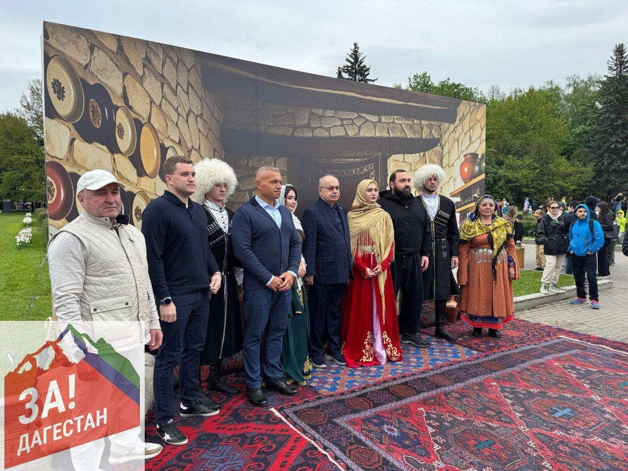 В Москве в Измайловском парке проходит фестиваль дагестанской культуры "Путешествие по Дагестану". Несмотря на плохую погоду и накрапывающий дождь, посетителей очень много. Среди них замечены сенатор Умаханов, депутаты ГД Султан Хамзаев, Артем Бичаев, постпред Владислав Толстюк и другие.