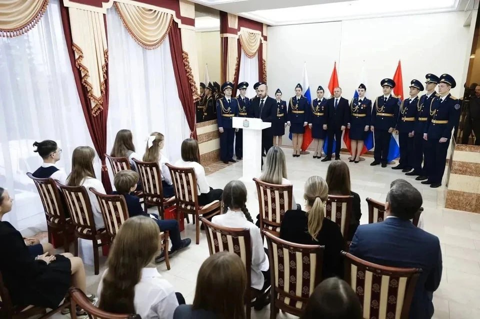 24 школьника Самарской области получили первые паспорта Губернатор Вячеслав Федорищев в рамках акции Мы граждане России вручил ученикам школы первые паспорта Сказал ребятам что этот день не просто формальность а важное событие символ перехода во взрослую жизнь написал глава региона социальные сети Вячеслава Федорищева Подпишись на truekpru63 Мы в MAX
