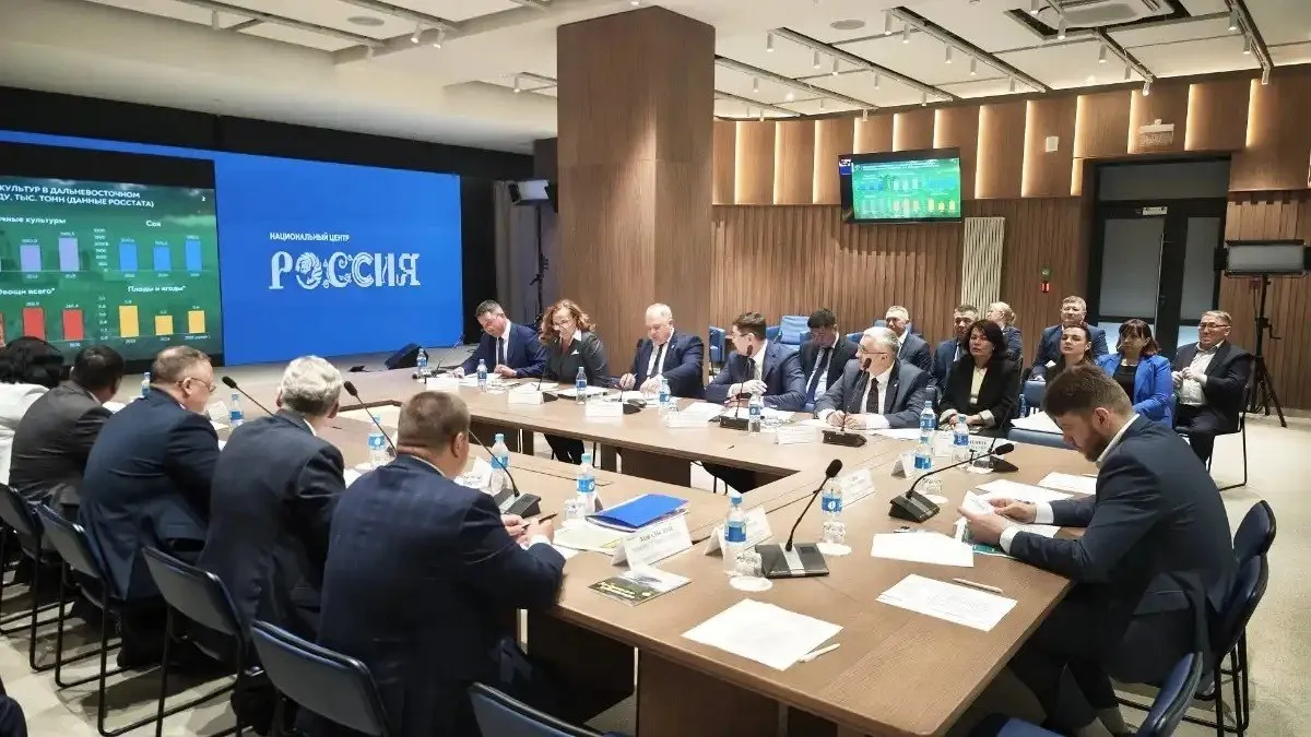 В Сахалинской области на весенне полевые работы выйдет порядка 170 тракторов и около 330 единиц прицепного и навесного оборудования Во Владивостоке прошло ежегодное совещание с регионами Дальневосточного федерального округа по вопросу готовности сельхозпроизводителей к весенне полевым работам 2026 года под председательством заместителя министра сельского хозяйства Российской Федерации Андрея Разина Какие задачи поставлены аграриям региона рассказываем