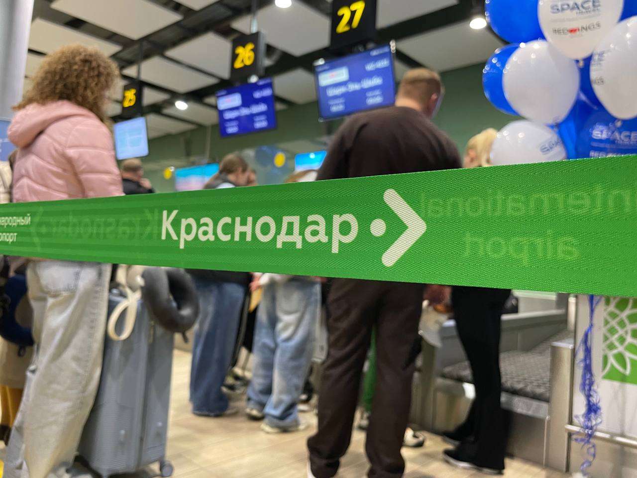 Аэропорт Краснодара отменил незаконный сбор за использование платформы для регистрации пассажиров Ранее Федеральная антимонопольная служба совместно с Минтрансом и Генпрокуратурой проводила проверку действий главных операторов 15 крупнейших аэропортов страны По ее результатам было установлено что они незаконно взимали с перевозчиков отдельную плату за использование платформы общего доступа устанавливая тариф самостоятельно