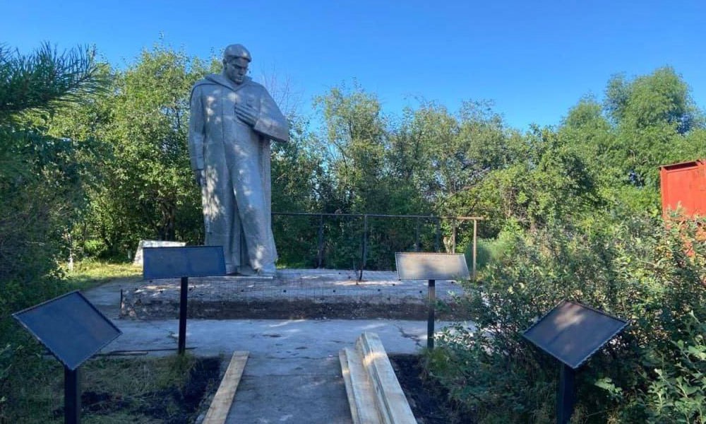 В Оконешниковском районе стартовала масштабная реконструкция мемориала, посвящённого героям Великой Отечественной войны Работы на объекте в селе Золотая Нива стартовали в связи с его победой в голосовании в рамках программы инициативного бюджетирования. Сейчас в сквере демонтируют устаревшие конструкции. Началось и облагораживание сквера Победы. Общая стоимость проекта составила около 3 млн рублей. Завершить работы планируют к 1 декабря 2025 года. Реконструкция мемориала приурочена к празднованию 80-летия Победы. В этом году памятник отмечает полувековой юбилей.