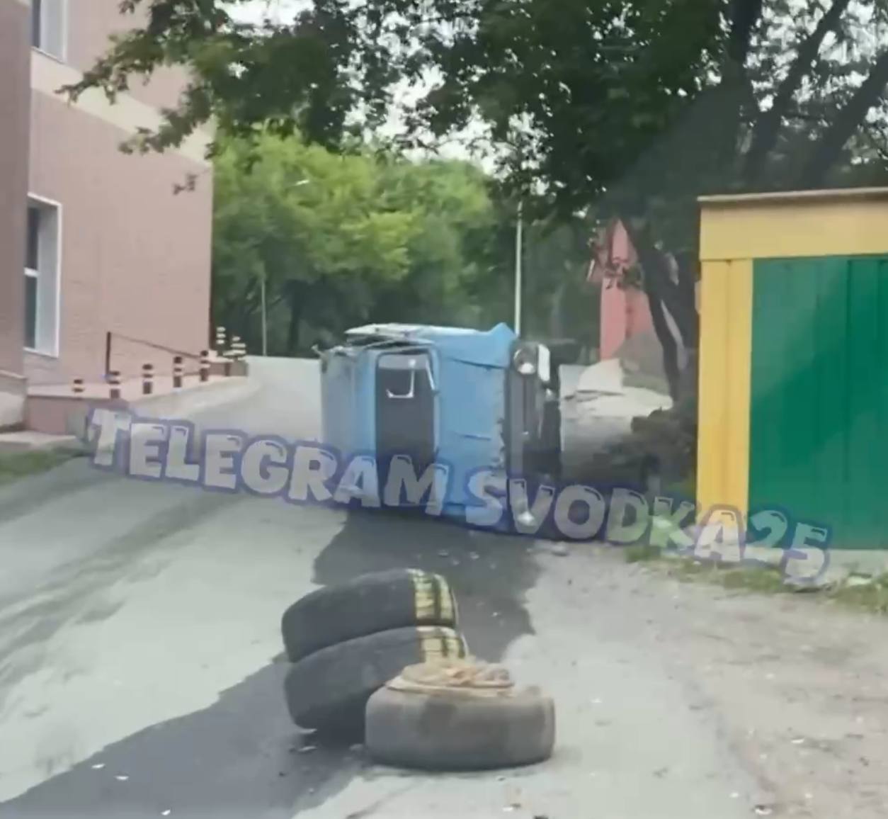 Во Владивостоке водитель оставил перевернутый «музей на колесах» и скрылся В новых медиа сообщается, что в районе Камской неизвестный водитель, перевернувшись на своем раритете, скрылся с места ДТП. Источник: