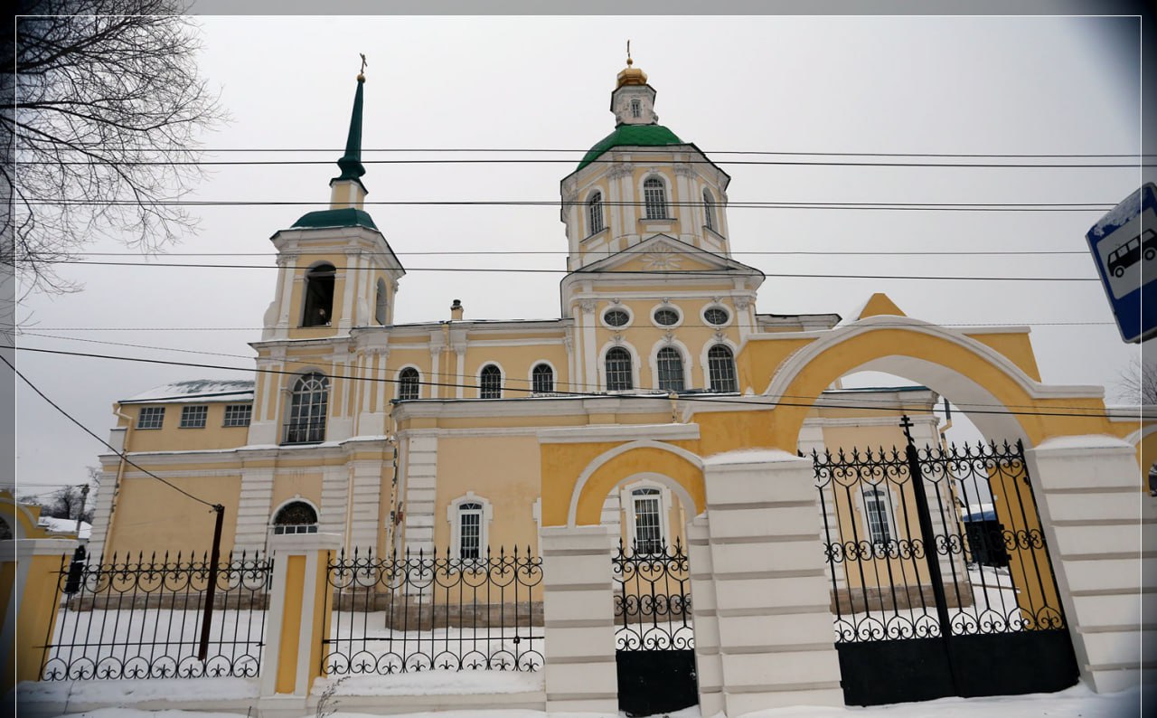 В городском округе Лобня продолжается реставрация Спасской церкви Главным управлением культурного наследия МО выдано разрешение на проведение очередного этапа работ направленных на сохранение исторического облика памятника и его приспособление для современного использования В рамках проекта выполняется реставрация фасадов и интерьеров укрепление фундаментов восстановление оконных и дверных заполнений конструкций перекрытий лестниц крылец и кровли а также воссоздание элементов храмовой архитектуры Предусмотрены решения по обеспечению доступности для всех групп населения устройство пандуса установка тактильных указателей и навигации Проведение комплексной реставрации позволит сохранить уникальный объект XVIII века и обеспечить его дальнейшую жизнь в исторической и культурной среде региона реставрация ОКН Мособлнаследие в Телеграм Мособлнаследие в ВК