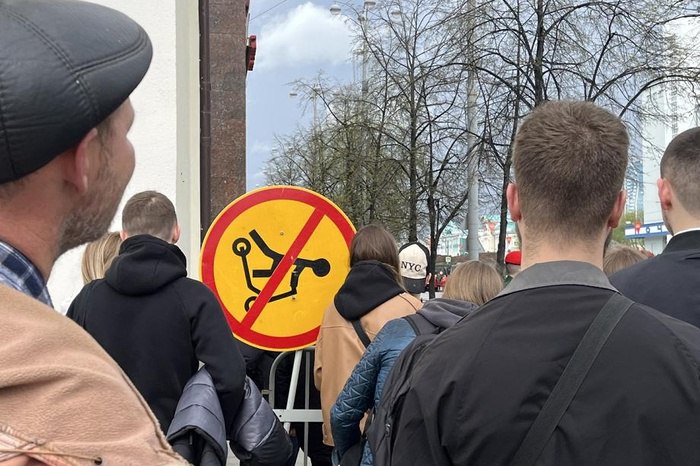Вице-мэр Екатеринбурга анонсировал запрет кикшеринговых самокатов в центре Власти Екатеринбурга намерены ввести самые жесткие ограничения на использование кикшеринговых самокатов в центре города. О грядущем решении сообщает Telegram-канал «Екатеринбург. Главное», считающийся близким к городской администрации. «Решение анонсировал замглавы Екатеринбурга Рустам Галямов. Речь идет, в том числе, о запрете СИМ на набережной Исети и городского пруда», — пишет «Екатеринбург. Главное». Локации, где будет запрещено пользоваться кикшерингом, будут определены и закреплены в скором времени, на очередном совещании с представителями компаний. Telegram-канал отмечает, что идея «транспорт последней мили» сегодня полностью дискредитирована безответственными пользователями.