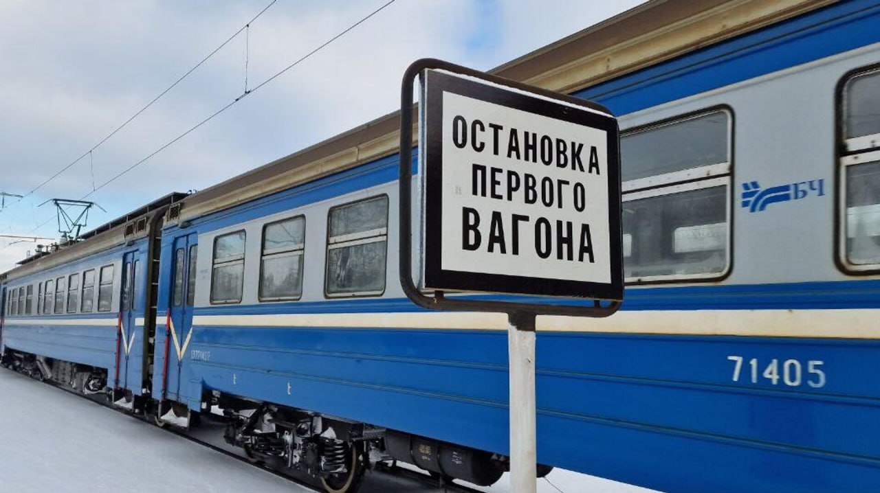 Правительство Беларуси одобрило проекты по пассажирским перевозкам по маршрутам Смоленск Витебск и Смоленск Орша  Постановление подписал премьер министр Беларуси Цель проектов организация и развитие регулярных трансграничных пригородных пассажирских перевозок Союзного государства между региональными центрами сопредельных приграничных территорий субъектов РФ и Беларуси Финансирование планируется осуществлять за счет средств бюджета Союзного государства Общий объем финансирования в 2026 2028 годах составит около 940 734 тысяч российских рублей около 35 2 тысяч BYN Сайт TikTok VK Instagram YouTube ОК Стикерпак ВВ Чат бот