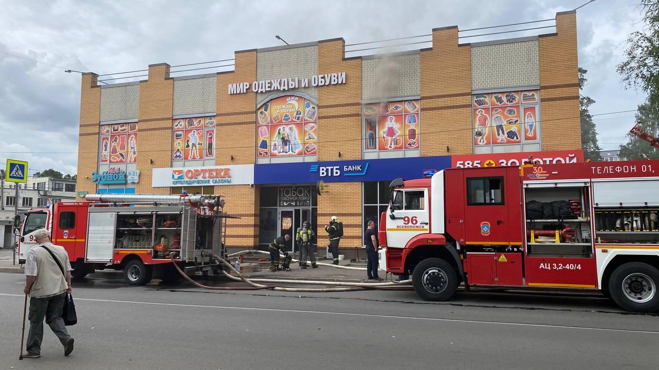 Из-за пожара во Всеволожске перекрыли движение возле станции Во Всеволожске произошёл пожар в магазине “Мир одежды и обуви”, который находится неподалёку от станции “Всеволожская”. На месте работают пять пожарных расчётов. Из-за возгорания движение в районе станции полностью перекрыто — транспорт не пропускают ни к платформе, ни от неё. Информации о пострадавших пока не поступало. Причины возгорания устанавливаются. Обстановка остаётся на контроле экстренных служб.