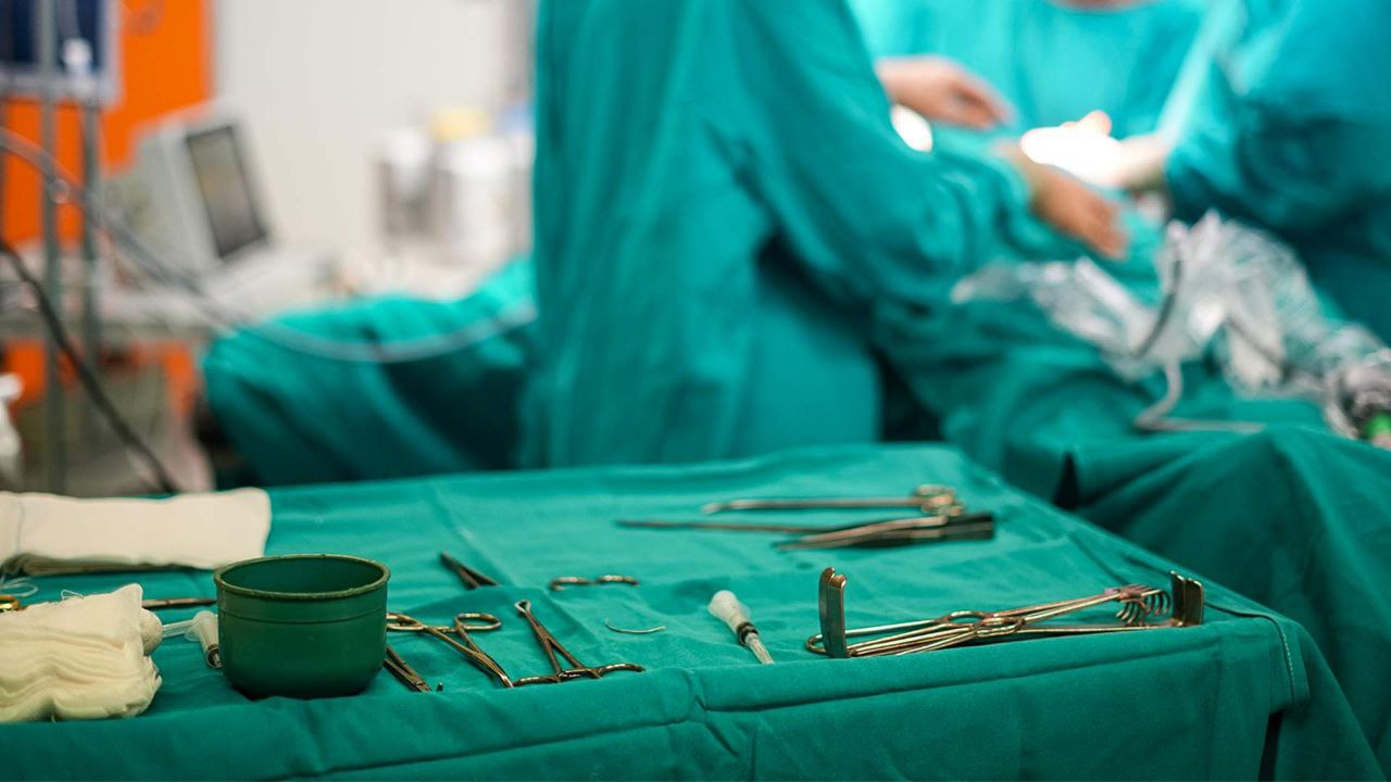 В России вышел на клиническое применение отечественный препарат для анестезии Ремифентанил прошла первая операция с его использованием еще 150 намечены до конца 2025 года сообщил производитель лекарственных средств ФГУП Московский эндокринный завод Новый анестетик используют только для сложных операций он вводится внутривенно в сочетании с искусственной вентиляцией легких Ранее инновационные препараты на основе ремифентанила в России не применялись