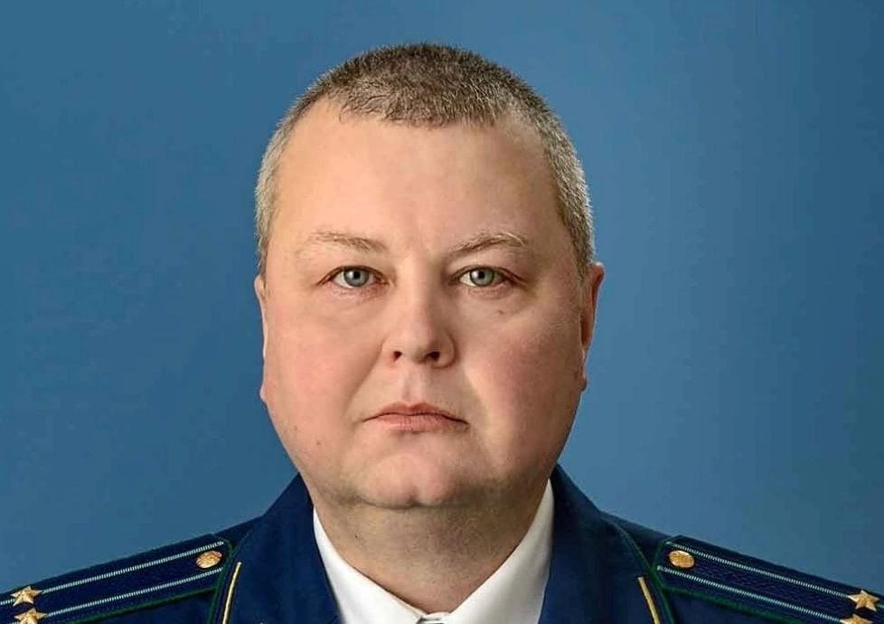 Новым прокурором Свечинского района стал Александр Корякин  Александр Николаевич родился в 1980 году в Челябинске. Имеет высшее юридическое образование, в 2005 году окончил МФЮА.  В органах прокуратуры работает с 2011 года. Трудовой путь начал с должности помощника Котельничского межрайонного прокурора. В 2015-2025 годах занимал должность его заместителя.