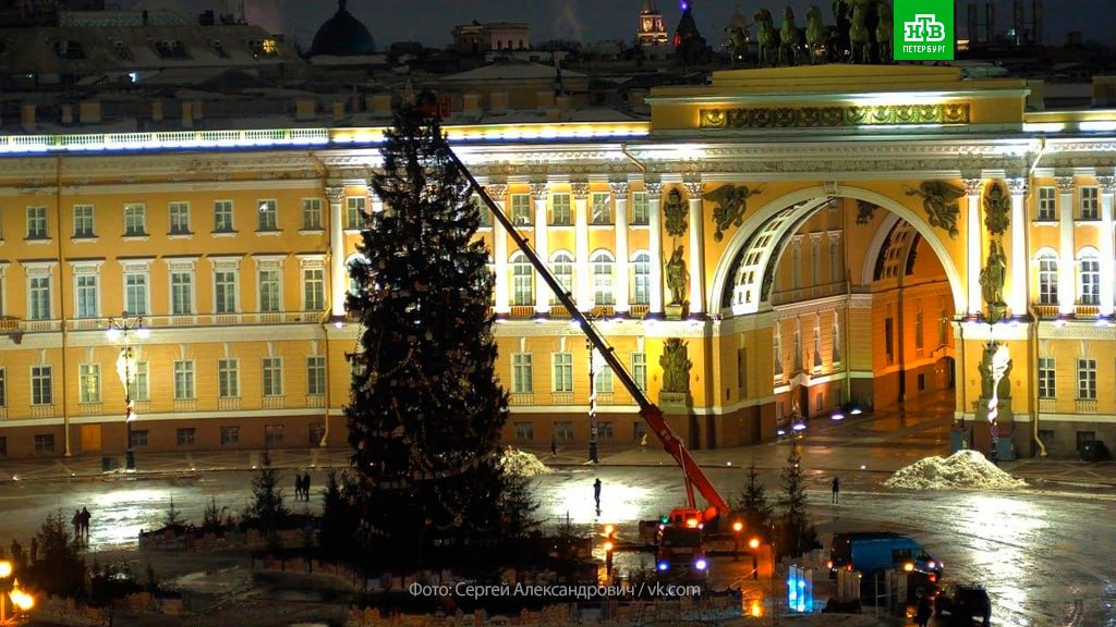 На Дворцовой площади начали разбирать главную новогоднюю елку Петербурга. Уже демонтирована звезда, сейчас снимаются гирлянды и игрушки.   Все украшения отправляются на склад, а праздничное дерево будет переработано: из древесины сделают сувенирные часы и статуэтки, а хвою отдадут животным в зоопарк, питомники и приюты.  Живая зеленая красавица из Выборгского района Ленобласти радовала петербуржцев и туристов с 21 декабря. Также наша елочка победила на всероссийском конкурсе.