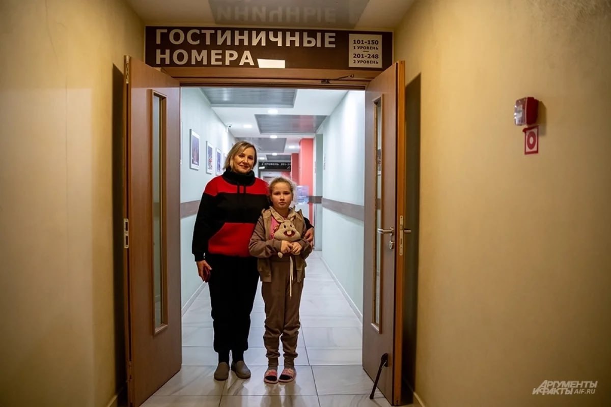 Гостиницы Владивостока увеличили стоимость проживания во время Восточного экономического форума в 6 раз. На сами даты ВЭФ бронирования закрыты, но на дату, предшествующую началу форума, цена номера достигла поистине космических значений. Стоимость проживания на начало сентября выросла во всех отелях. Сразу же после дат ВЭФ она возвращается к привычным значениям. Причём, цены на эти даты повышают во Владивостоке как гостиницы российских, так и иностранных сетей. Это происходит на фоне громких заявлений Федеральной антимонопольной службы, которая обещает не допустить повышения цен на отели, которое делает недоступным проживание во Владивостоке гостей и делает его недоступным для многих потенциальных участников форума. Сколько стоит номер в гостинице в начале сентября - в материале «АиФ-Приморье».