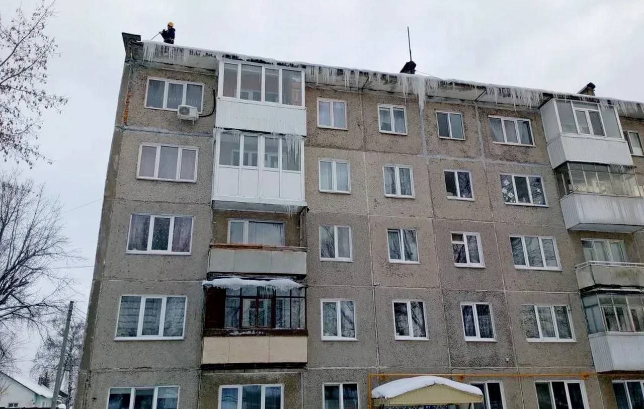 Уфимцев предупреждают об опасности схода с крыш снега и наледи Коммунальщики напоминают что в период потепления приближаться к крышам с которых возможен сход снега опасно и призывают горожан обходить места где есть следы упавшего снега или ледяные осколки а также не игнорировать ленточные ограждения Очистка крыш жилых домов от снега и сосулек это прямая обязанность управляющих компаний Если вы заметили опасное скопление наледи то нужно незамедлительно обратиться в диспетчерскую жилищной организации Балконы квартир к общедомовому имуществу не относятся поэтому ответственность за их содержание и чистоту лежит на самих собственниках Источник Мэрия Уфы Спутник FM Уфимская Волна