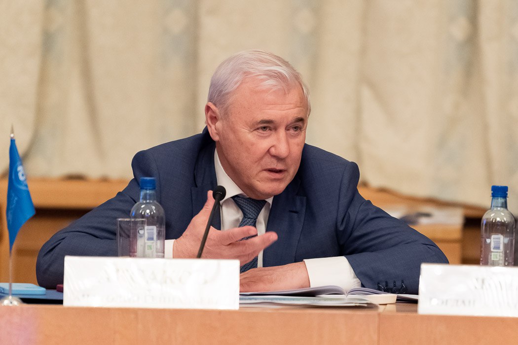 Готовим новые законы для поддержки участников СВО Рассказал России 24 что в осеннюю сессию Госдума рассмотрит 10 законопроектов направленных на защиту трудовых прав ветеранов СВО и членов их семей Сегодня депутаты обсудят законопроект о льготах при поступлении в вузы пасынков и падчериц участников СВО а также инициативы о переквалификации бойцов Они смогут бесплатно получить образование и переквалификацию в среднем специальном учебном заведении для того чтобы работать по выбранному направлению Также предусмотрена материальная поддержка детей участников СВО которые окончили школу еще не работают но готовятся поступить в учебное заведение
