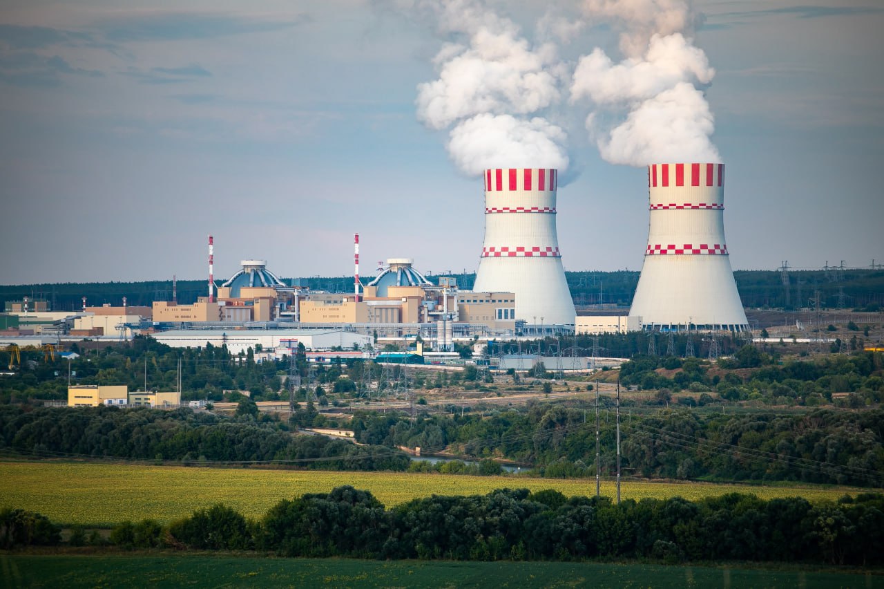 Впервые в России: ИИ-система помогает управлять АЭС Уникальная система информационной поддержки оператора СИПО на базе ИИ снижает нагрузку на человека и повышает безопасность на Нововоронежской АЭС. Она анализирует в реальном времени данные 12 тыс. датчиков и может прогнозировать возможные отклонения за 30 минут, выдавая инструкции для нештатных ситуаций. Система охватывает 360 технологических систем, около 200 интерактивных процедур и 20 ключевых функций АЭС. При этом работает на базе российского софта. КИБЕРФРОНТ.