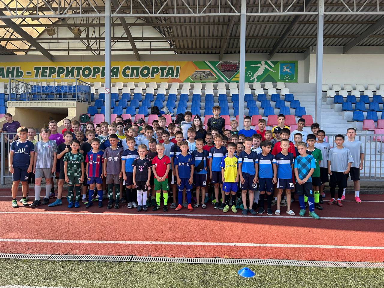 Госавтоинспекторы Кавказского района провели для спортсменов профилактическую беседу В рамках мероприятия ребята повторили основы безопасного поведения в улично-дорожной среде, подробно разобрали как правильно и безопасно переходить проезжую часть дороги. Внимание подростков обратили на необходимость обязательного соблюдения ПДД при езде на велосипедах, самокатах и СИМ, а также на недопустимость управления мототранспортом без водительского удостоверения. Также автоинспекторы объяснили детям для чего необходимо пристегиваться ремнем безопасности и какие травмы можно получить в случае игнорирования главного правила пассажира. Госавтоинспекция Кубани. Подписаться