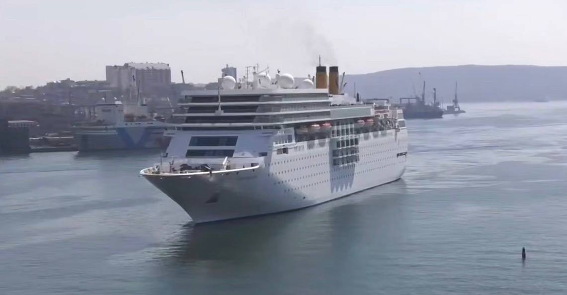 Китайцы хотят уже этим летом запустить круизные рейсы на роскошных лайнерах между Шанхаем и Владивостоком СМИ Китайские туроператоры активно переориентируют свой бизнес на Россию выбирая Владивосток в качестве ключевого порта назначения специалисты уже изучают местные достопримечательности и инфраструктуру сообщает канал SHOT Предполагается что маршруты будут двусторонними россияне также смогут отправиться на лайнерах в Шанхай и Сямынь Стоимость десятидневного морского путешествия составит от 90 до 150 тысяч рублей В цену включены питание анимационные программы бассейны спа услуги и бесплатные бары Разворот турпотока из КНР в Россию обусловлен двумя факторами Первый охлаждение отношений с Японией куда ранее активно ходили китайские круизы После резких заявлений японского премьера по Тайваню Пекин рекомендовал гражданам воздержаться от поездок в страну Вторая причина действующий безвизовый режим между Россией и Китаем который существенно упрощает логистику туров В дальнейшем китайские компании планируют расширить географию круизов включив в неё Камчатку Летом будет видно насколько эти планы воплотятся в реальность Подписаться novosti primorye25