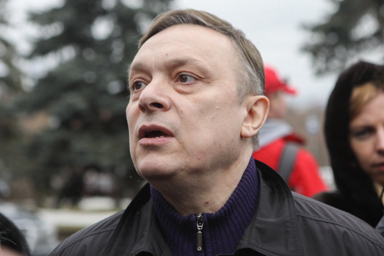 Экс продюсера Ласкового мая Разина заочно арестовали за мошенничество Он обвиняется в присвоении денег которые полагались поэту песеннику Сергею Кузнецову за исполнение его композиций Сумма ущерба предварительно достигает 500 млн рублей Потерпевшей по делу признана вдова Кузнецова Сам Разин как только против него возбудили уголовное дело сбежал из России В ноябре его объявили в розыск   Подпишитесь на Абзац TG VK Дзен MAX Rutube