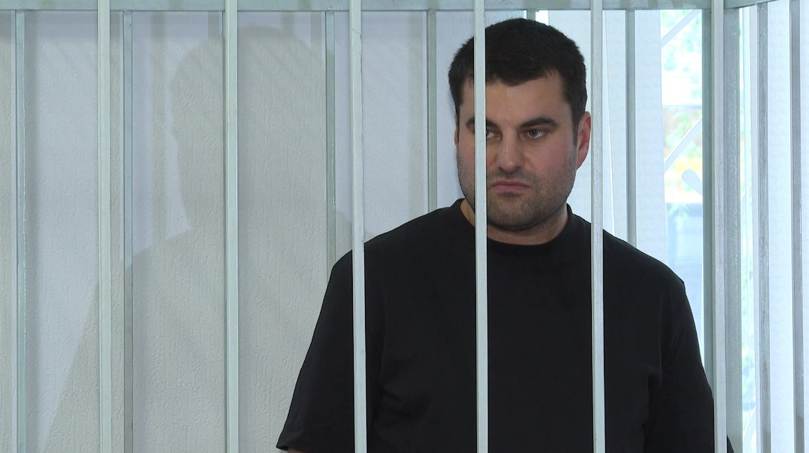 Возбуждено еще одно уголовное дело в отношении Дмитрия Вавринчука Возбуждено новое уголовное дело в отношении директора департамента дорожного хозяйства и транспорта Дмитрия Вавринчука По версии следствия он получил от представителя аффилированных компаний вознаграждение в 17 млн рублей за которое создавал для фирм благоприятные условия при заключении госконтрактов по ремонту и содержанию дорог Подозреваемый в даче взятки задержан решается вопрос о заключении под стражу Преступление выявлено сотрудниками ФСБ России сообщает прокуратура Ивановской области Напомним Дмитрий Вавринчук уже находится в СИЗО по ранее возбужденному в его отношении делу Ему и его заму Алексею Панкову предъявлено обвинение в получении взятки при исполнении контрактов на строительство дорог а директору аффилированной фирмы Александру Винопалу в посредничестве Общая сумма взяток превысила 50 млн рублей