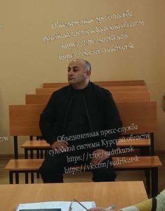 Жителя Золотухинского района оштрафовали на 100 тысяч рублей за то что он избил главу поселка Золотухино прямо в его служебном кабинете 16 июля этого года 36 летний Насиб Р три раза ударил кулаком в лицо главу поселка Золотухино в его служебном кабинете Напал посетитель на чиновника потому что не согласился с решениями последнего о перераспределении земельного участка и устранения кадастровой ошибки в плане земельного участка В суде Насиб вину признал но в содеянном не раскаялся Золотухинский районный суд признал мужчину виновным в применении насилия в отношении представителя власти и оштрафовал его на 100 тысяч рублей Фото пресс служба судов КО