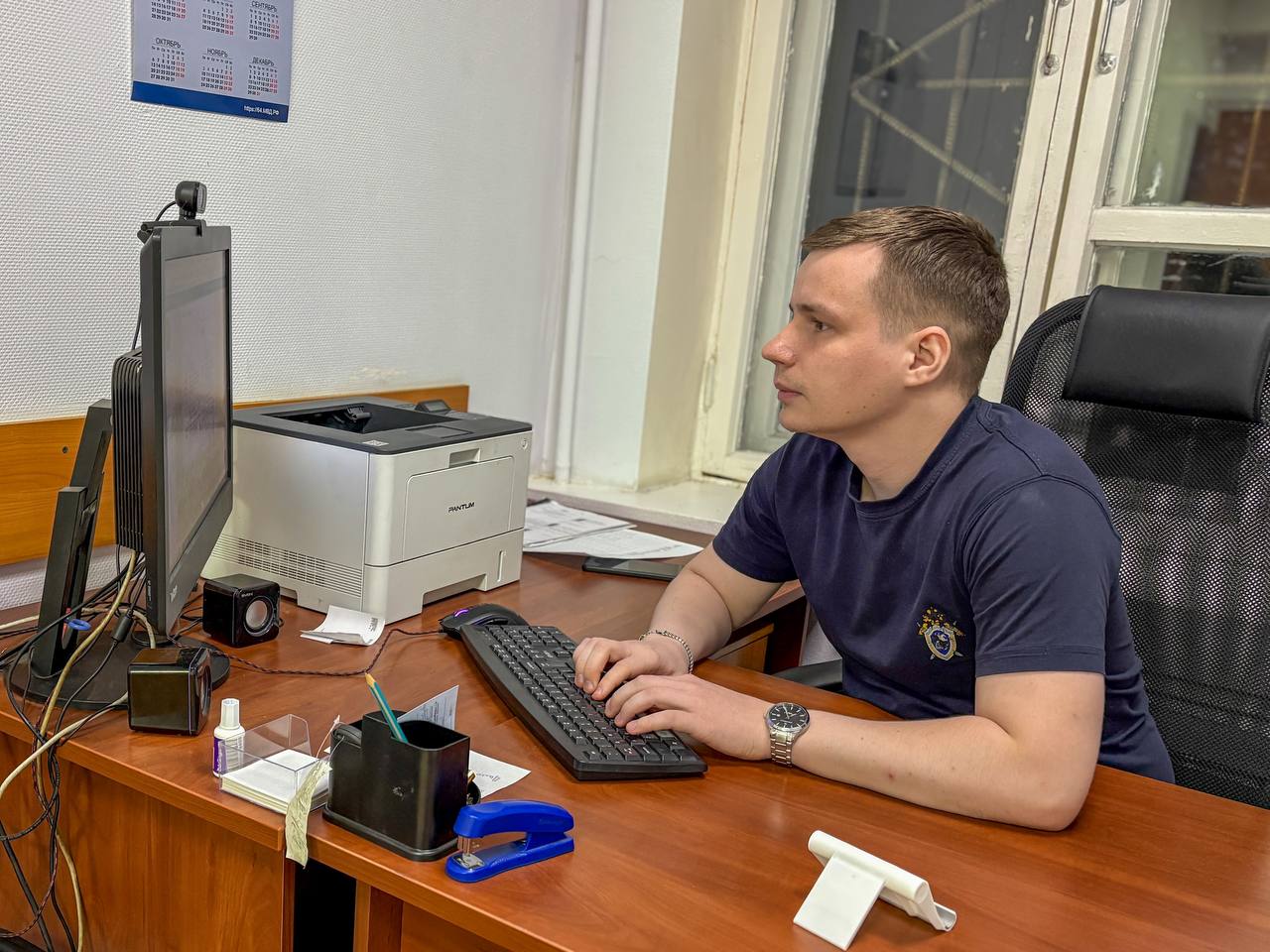 Следователи СК возбудили уголовное дело в отношении мужчины подозреваемого в вовлечении несовершеннолетнего сына в совершение противоправных действий Следственным отделом по городу Саратову возбуждено уголовное дело в отношении 46 летнего мужчины Он подозревается в совершении преступления предусмотренного ч 1 ст 151 2 УК РФ вовлечение несовершеннолетнего в совершение действий представляющих опасность для его жизни По предварительным данным в мае 2025 года мужчина приобрел мопед TRICKLER 2 для своего 13 летнего сына не имевшего права управления транспортным средством и необходимых навыков вождения 19 июля несовершеннолетний управляя мопедом вместе со своим сверстником не справился с управлением допустил дорожно транспортное происшествие и получил телесные повреждения Следователем СК проводятся следственные действия направленные на установление всех обстоятельств произошедшего и закрепление доказательственной базы  Следственное управление напоминает скутеры мопеды мотоциклы и квадроциклы относятся к источникам повышенной опасности Для их эксплуатации требуется наличие водительского удостоверения соответствующей категории а также обязательное использование защитной экипировки К сожалению подростки нередко управляют такими транспортными средствами без прав и с нарушением Правил дорожного движения что приводит к ДТП в том числе с тяжкими последствиями Ответственность за подобные нарушения несут родители или законные представители несовершеннолетних Взрослые могут быть привлечены как к административной ответственности по ст 5 35 КоАП РФ неисполнение обязанностей по содержанию и воспитанию детей так и к уголовной Приобретение и предоставление несовершеннолетнему транспортного средства являющегося источником повышенной опасности может квалифицироваться как вовлечение в совершение действий представляющих угрозу жизни по ст 151 2 УК РФ Максимальное наказание по ч 1 данной статьи предусматривает лишение свободы сроком до одного года подписаться на канал подать обращение