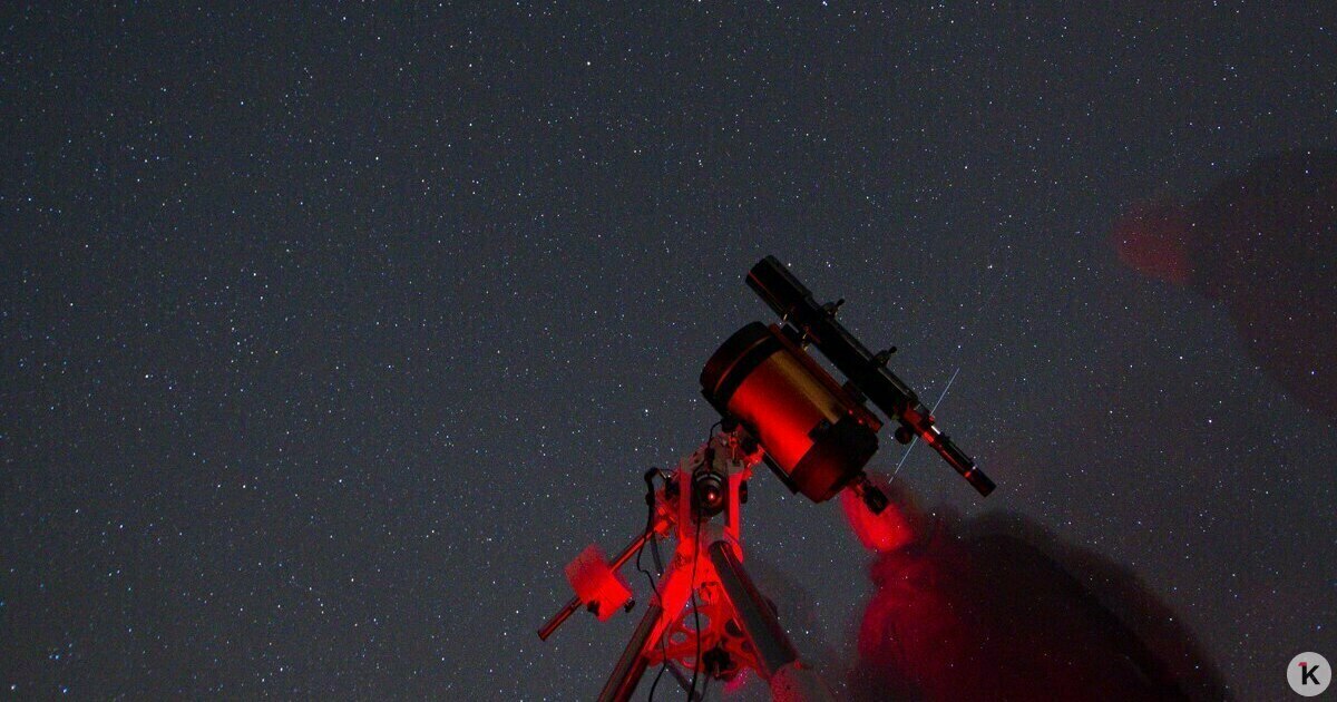 В космосе может появиться первая термоядерная электростанция Станцию создадут в условиях абсолютного вакуума и температуры абсолютного нуля Я думаю что мы попытаемся впервые создать установку энергетическую именно в космосе для питания этой системы на базе термояда сказал президент Национального исследовательского центра Курчатовский институт Михаил Ковальчук на просветительском марафоне Знание Наука Для процесса термоядерного синтеза нужен высокий вакуум На Земле вакуум обеспечивают мощные и сложные насосы Второе вам надо создать магнитное поле Магнитное поле создаётся сверхпроводящими магнитами которые охлаждаются жидким гелием до температуры минус 270 градусов А здесь температура жидкого гелия и так То есть у вас готовый прибор для реализации термоядерного синтеза рассказал Ковальчук