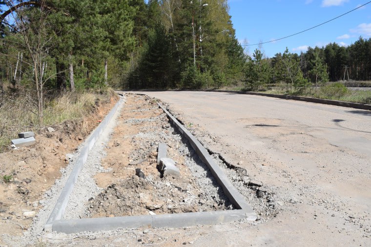 Дорога между хутором Митрофаново и улицей Окуловой в Иванове давно нуждалась в ремонте Вместо этого её периодически грейдировали и подсыпали щебень. В этом году её включили в план ремонта по проекту «Инфраструктура для жизни». Мэр Иванова лично проверил состояние дороги. Подрядчик уже начал работы на участке более двух километров, где отремонтируют семиметровую дорогу, установят освещение и обустроят тротуары. Новая дорога станет дублёром и разгрузит транспортную сеть города. Также в этом сезоне завершат тротуар по улице Митрофановской, продлив его до разворотного кольца общественного транспорта. Подписаться Прислать новость