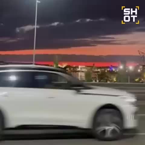Необычное вечернее небо над Казанью напомнило российский триколор