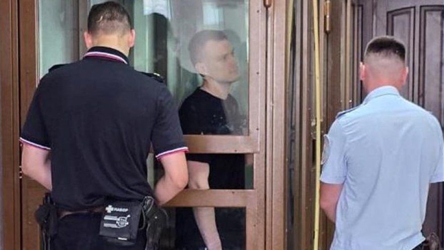  Задержанный воронежскими чекистами диверсант получил 17 лет колонии В марте 2024-го 25-летний Андрей Василенко начал контактировать с сотрудникам спецслужб Украины. По их заданию парень собирал и передавал сведения об объектах железнодорожной инфраструктуры. Кроме того, молодой человек прошёл обучение, во время которого его научили совершать диверсии. Вместе с другими участниками преступной группы Василенко закупил необходимые для поджога средства. Целью диверсии был релейный шкаф и локомотив, которые находились в Воронеже. Однако на месте его задержали силовики. Андрея Василенко признали виновным по статьям о госизмене, покушении на диверсию и обучении диверсионной деятельности.