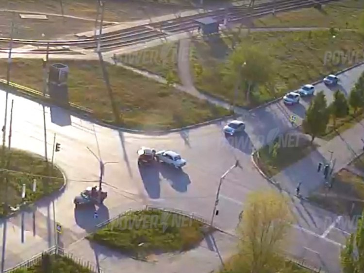 В Волжском «семерка» и «Kia» не поделили перекресток ДТП на оживленном перекрестке Волжского произошло накануне, 1 мая, в 18.00 часов. Как сообщили Волжский.ру в пресс-службе ГУ МД по региону, на пересечении улицы Оломоуцкой и проспекта Дружбы столкнулись автомобили «Kia Sportage» и «ВАЗ-2107». Аварию запечатлела дорожная камера. На записи видно, что оба водителя следовали по Оломоуцкой во встречном направлении, кроссовер совершал поворот налево. В результате аварии водитель семерки получил травмы. Подробнее на Волжский.ру: